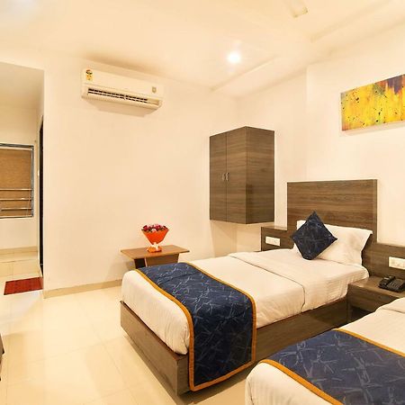 Hotel Sheetal Plaza Σουράτ Εξωτερικό φωτογραφία