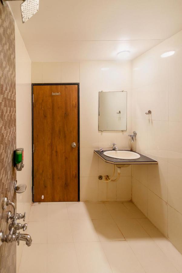 Hotel Sheetal Plaza Σουράτ Εξωτερικό φωτογραφία